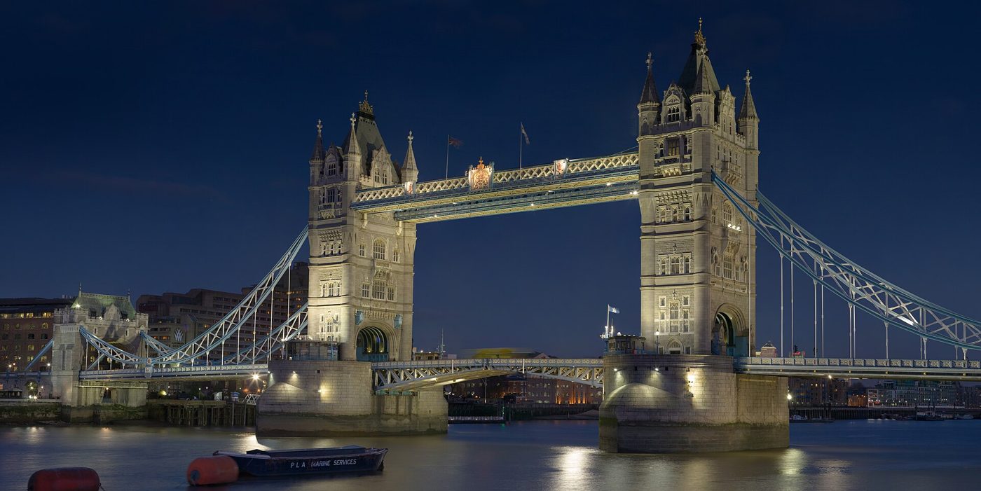 Tower Bridge iluminado sobre el río Támesis