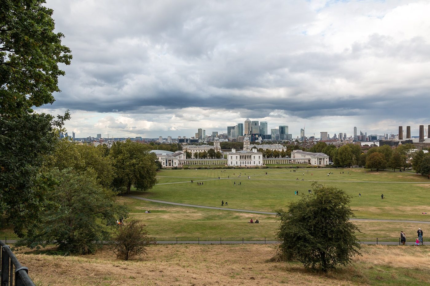 Vista del parque de Greenwich y el perfil de Londres desde la colina del observatorio