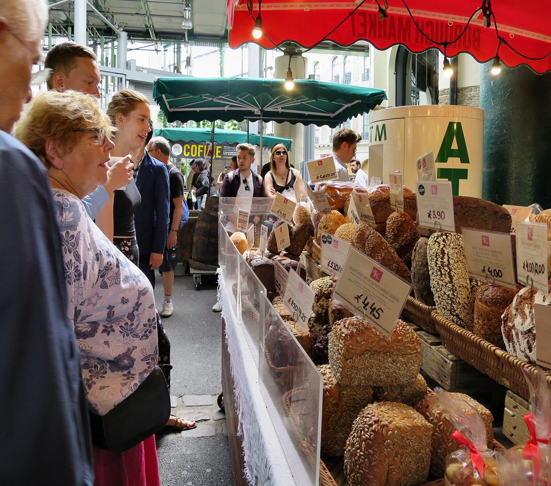 Puesto de pan en Borough Market, Londres