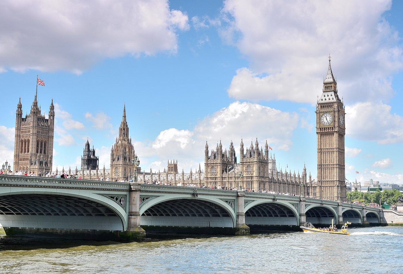 Palacio de Westminster y puente de Westminster vistos desde el Támesis