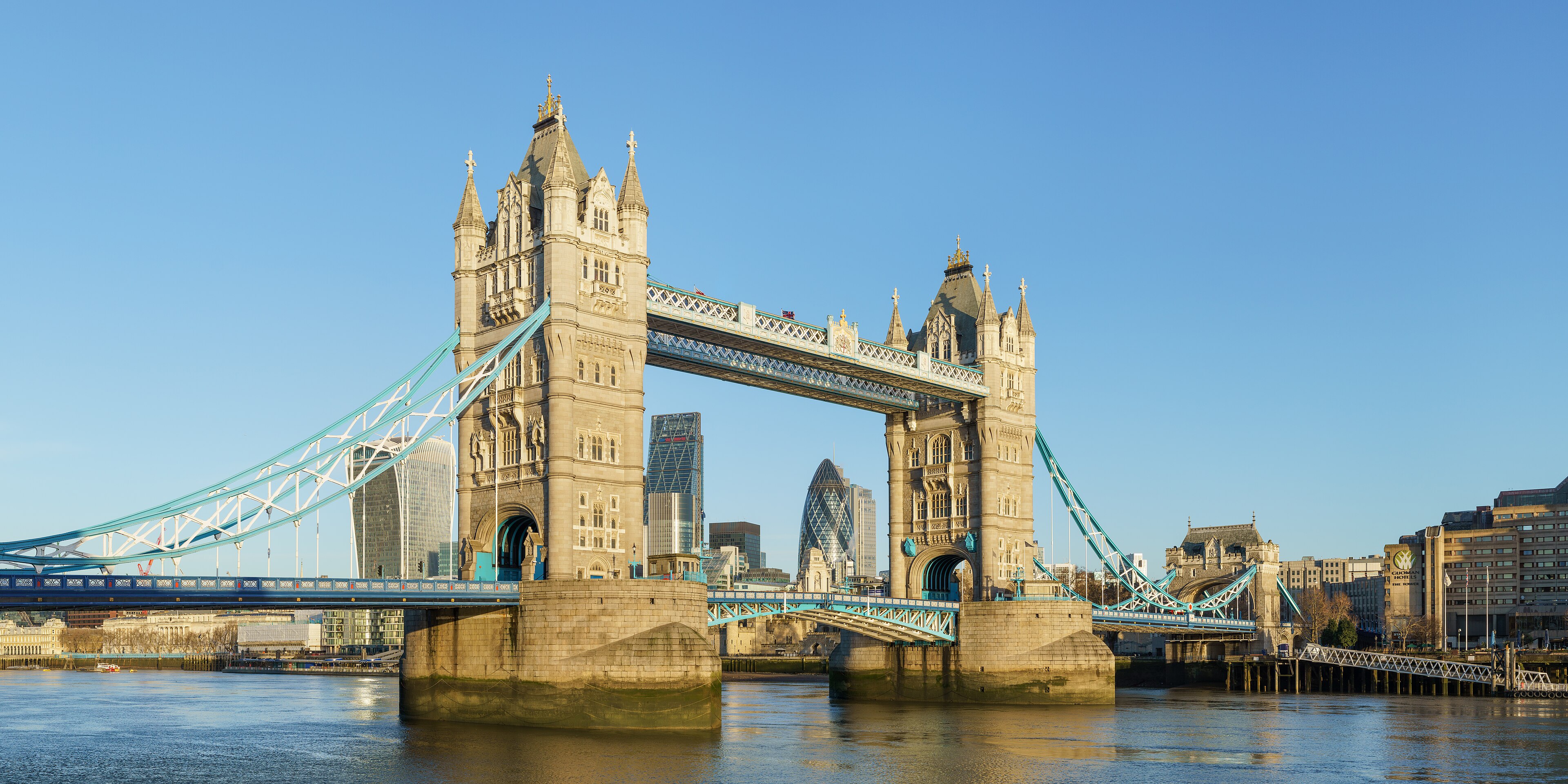 London Tower Bridge über der Themse an einem sonnigen Tag