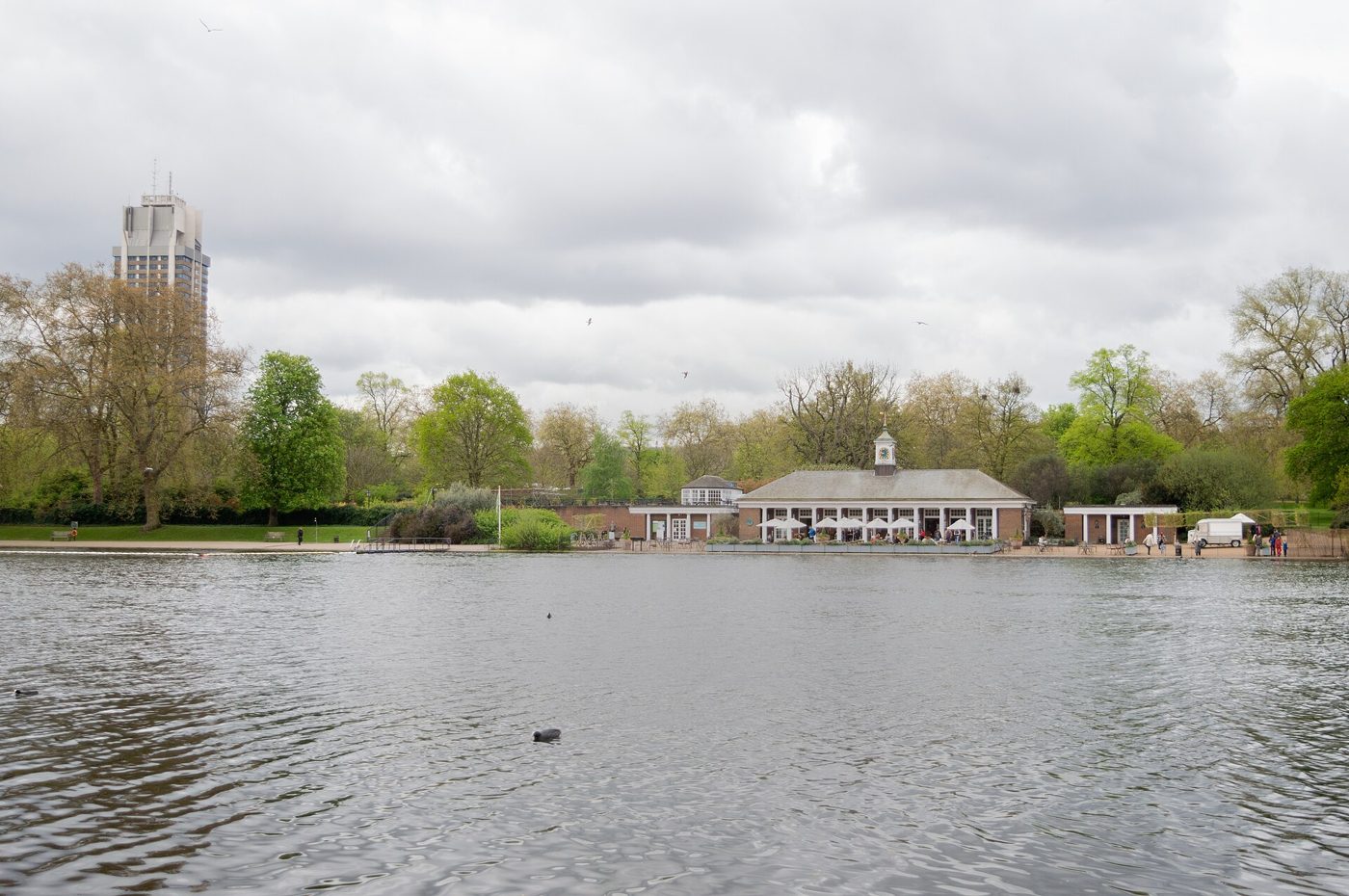 El lago Serpentine en Hyde Park, Londres